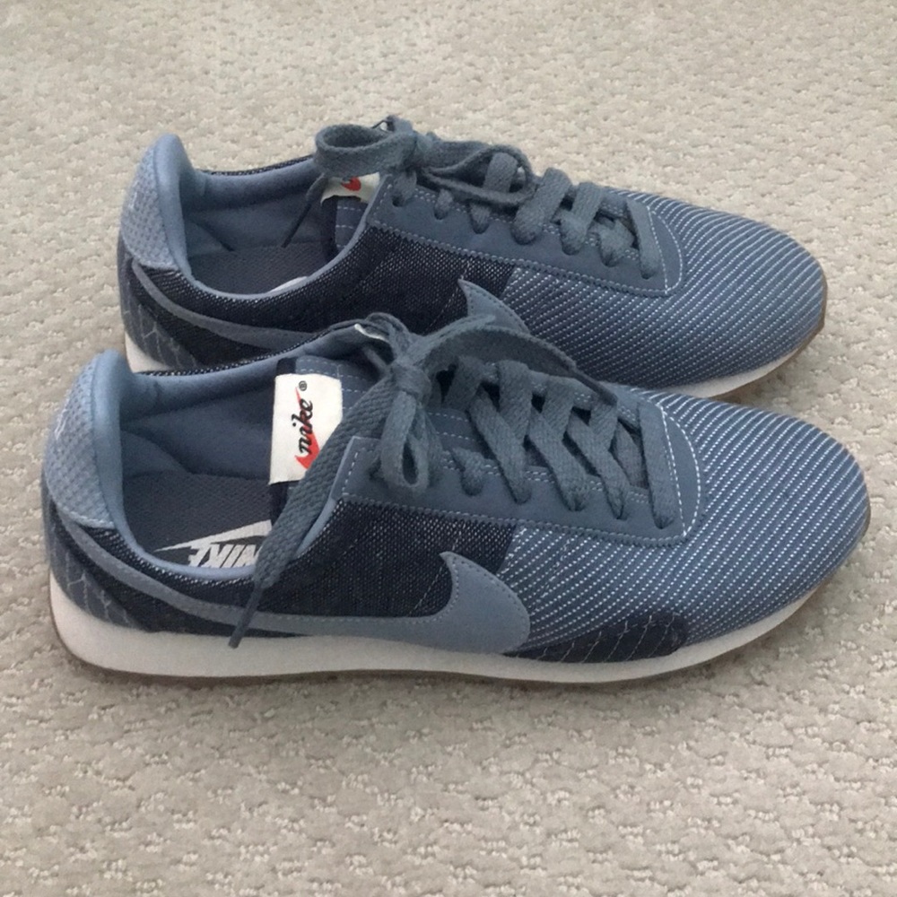 Tennis shoes